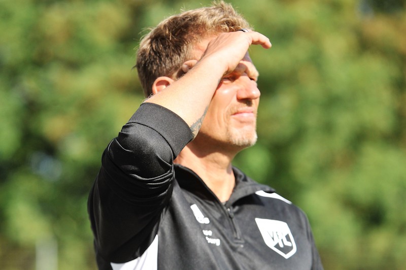 VfL-Trainer Christian Vaas sieht das Unheil kommen. Der Elfmeter sitzt. Bückeburg II verliert 2:3.