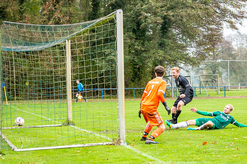 Das Tor des Tages: Christian Trepte trifft zum 1:0 für den TSV Hagenburg.