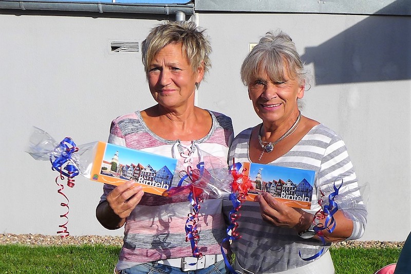 Christa Schäfer (l.) und Hildegard Droste verteidigten ihren Titel als Rintelner Doppel-Stadtmeister der Seniorinnen.